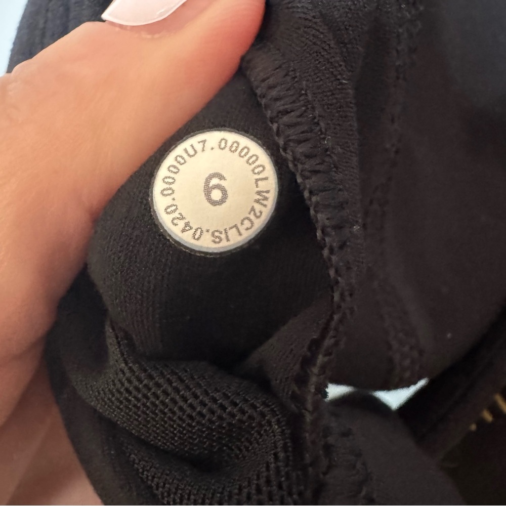 Lululemon Arise Bra Light Support, C/D Cup in Black. EUC. The Shine. Size 6 - Picture 8 of 14